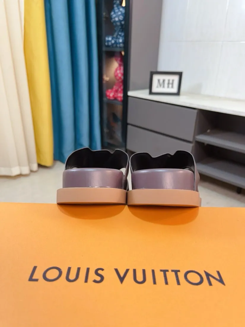 Men's shoes💰300🌹🌹【LV】Multi-color new men's slippers, original top quality version, original special cowhide cross pattern➕sheepskin inside and side, non-slip combined sole, more stable walking, more comfortable and lightweight, high-end and generous, size: 38~44